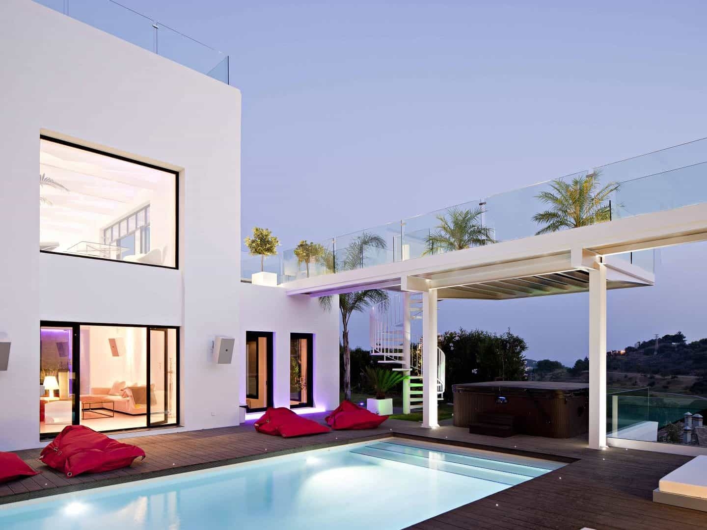 Villa Oliva - Modern pool area with jacuzzi in Marbella