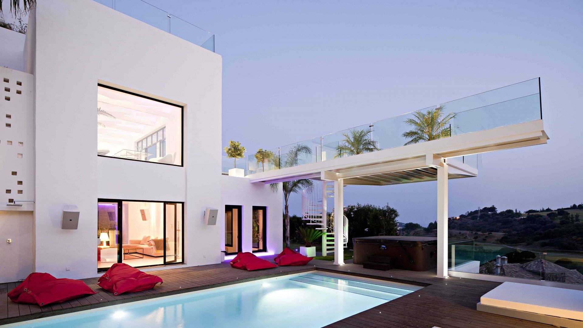 Villa Oliva - Modern pool area with jacuzzi in Marbella